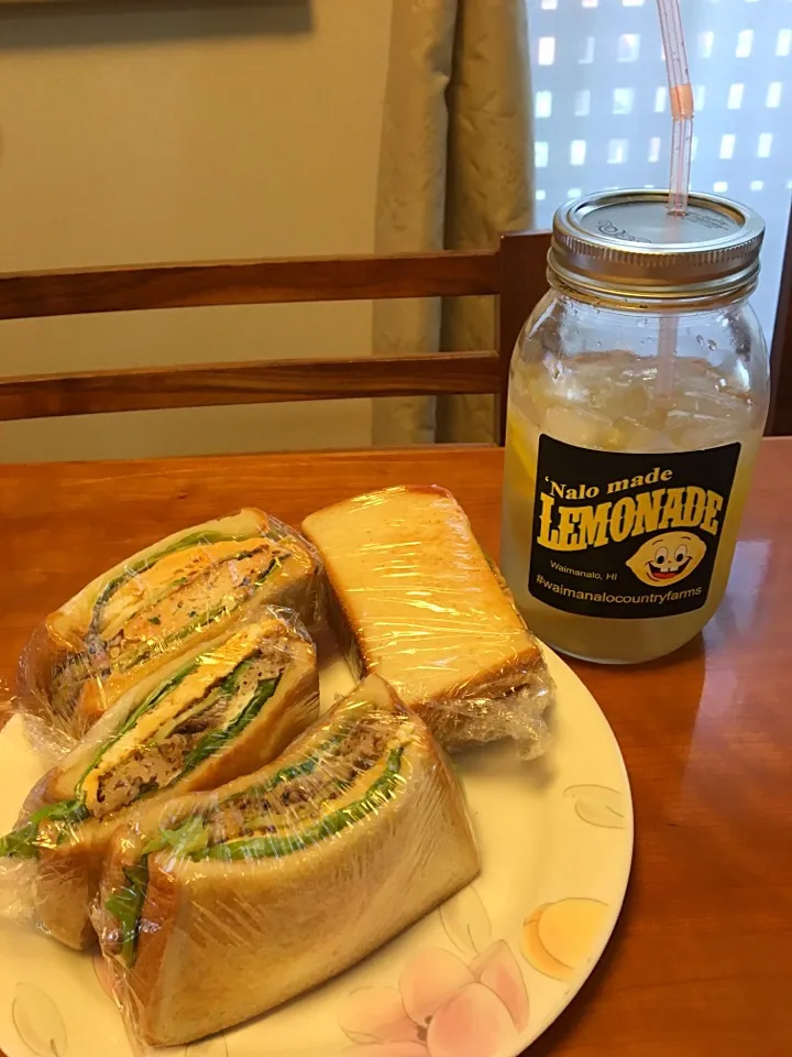 ボンのランチは…
照り焼きサンド   と   チキンバーガーサンド🎶
自家製レモネード🍋で〜‼️|みゆさん