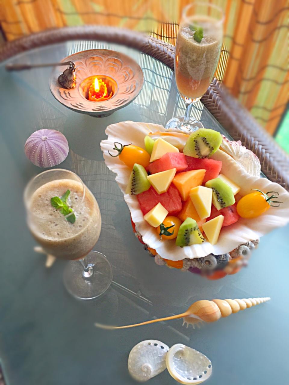 コンテとフルーツの盛り合わせと、ピーチウーロンのフローズンカクテル  #コンテイベント  #金魚の肴