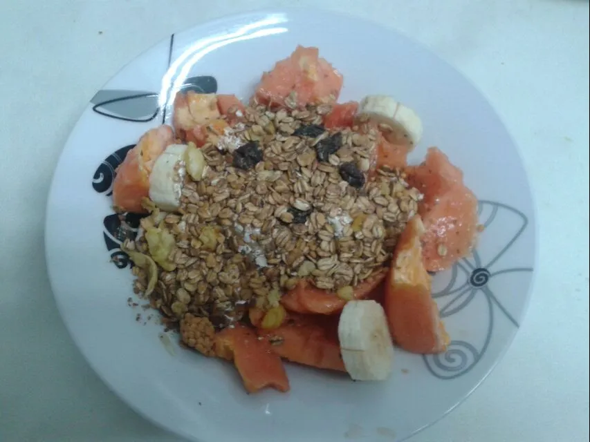 Snapdishの料理写真:mamão+banana com aveia e granola para aguentar a madrugada em claro!!!|Danielaさん