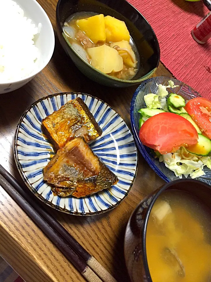 秋刀魚の甘辛炒め
肉じゃが
アサリの味噌汁
サラダ|Terumi  Yokosawaさん