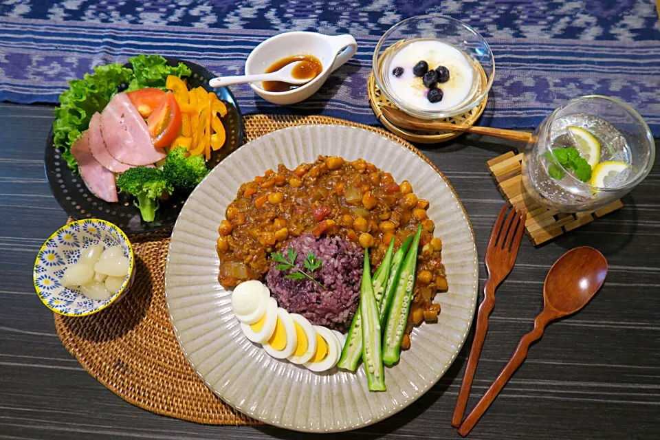 今夜のおうちごはん。雑穀米と根菜たっぷりひよこ豆のスパイシーキーマカレー、ペッパーポークグリーンサラダ、らっきょう、デザートのブルーベリーヨーグルトです|かれんさん