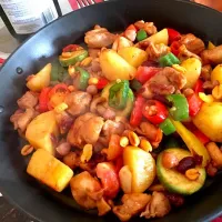 Snapdishの料理写真:チキンと野菜のジューシーサンバル炒め！早い安い旨い、ちょっと辛い🌶食べながらどんどん食欲増進♡