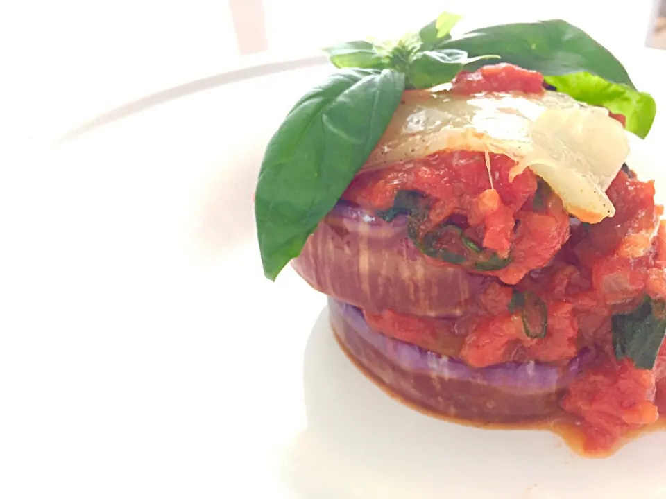 Caprice eggplant with Comte and tomatosauce 
カプリスなすとコンテのソテーをトマトソースで クアーズビールと。|mayumiさん