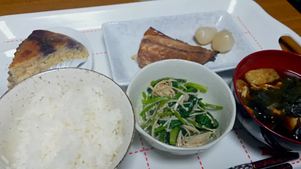 夕飯
・鯖の味噌漬け
・らっきょう
・ほうれん草と榎木の胡麻和え
・赤だし
・ブルーベリーとバナナのチーズケーキ|あぁちゃんさん