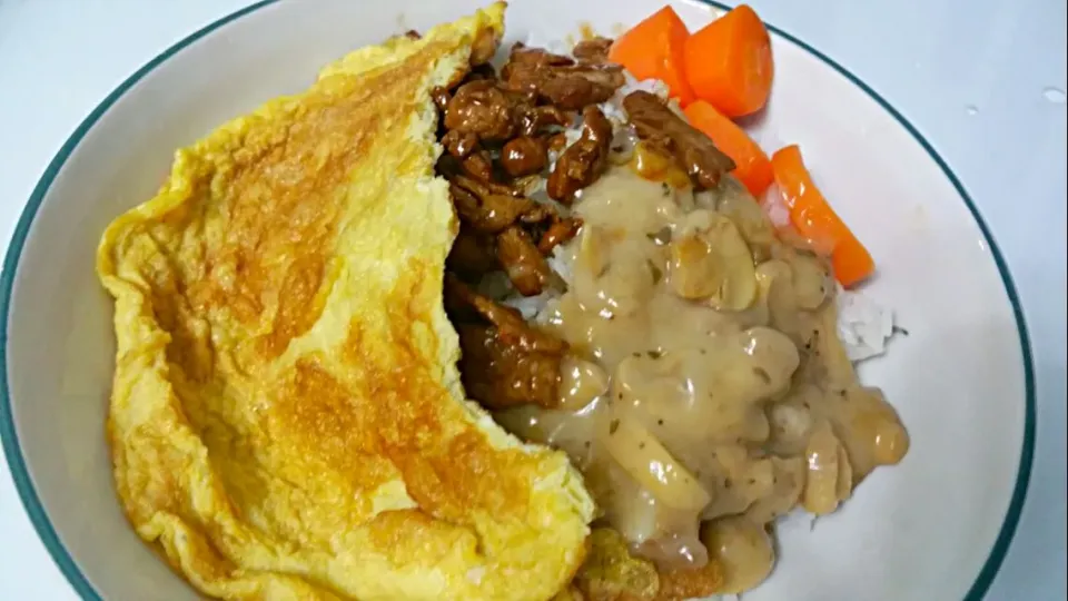 Simple dinner😄omelette💓boiled carrots💓Sliced pork💓mushroom in carbonara mushroom sauce|🌷lynnlicious🌷さん