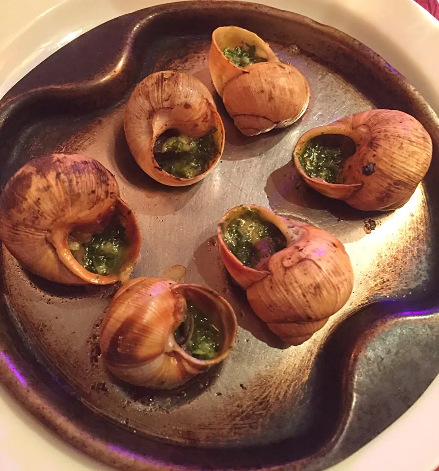 Perfectly done in garlic butter with lot of spices in each snail. 😍😋|Scarlet Chuaさん