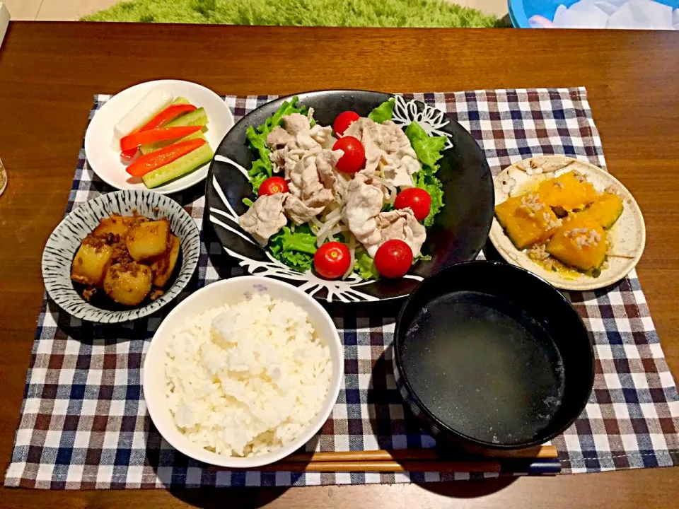 Snapdishの料理写真:作り置きごはーん♡冷しゃぶサラダ、かぼちゃのそぼろ餡掛け、ピクルス、じゃがいものピリ辛炒め、ご飯、スープ|未来さん