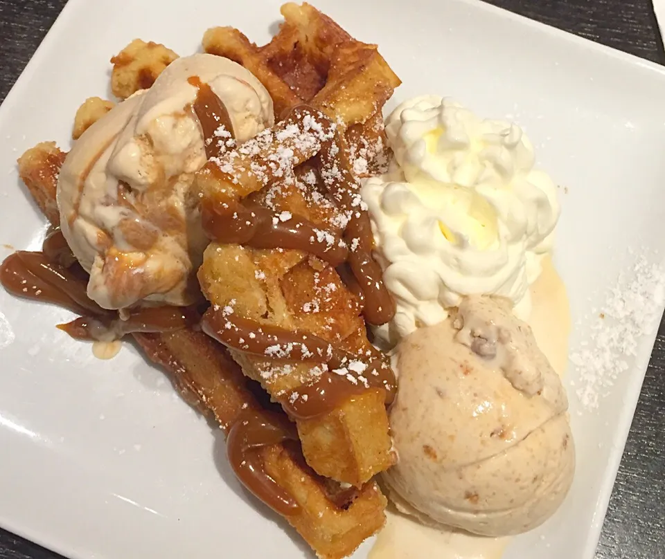 Belgian Waffle with Dulce de leche & Salted Caramel Ice cream. 😋 #Haagendazs|Scarlet Chuaさん