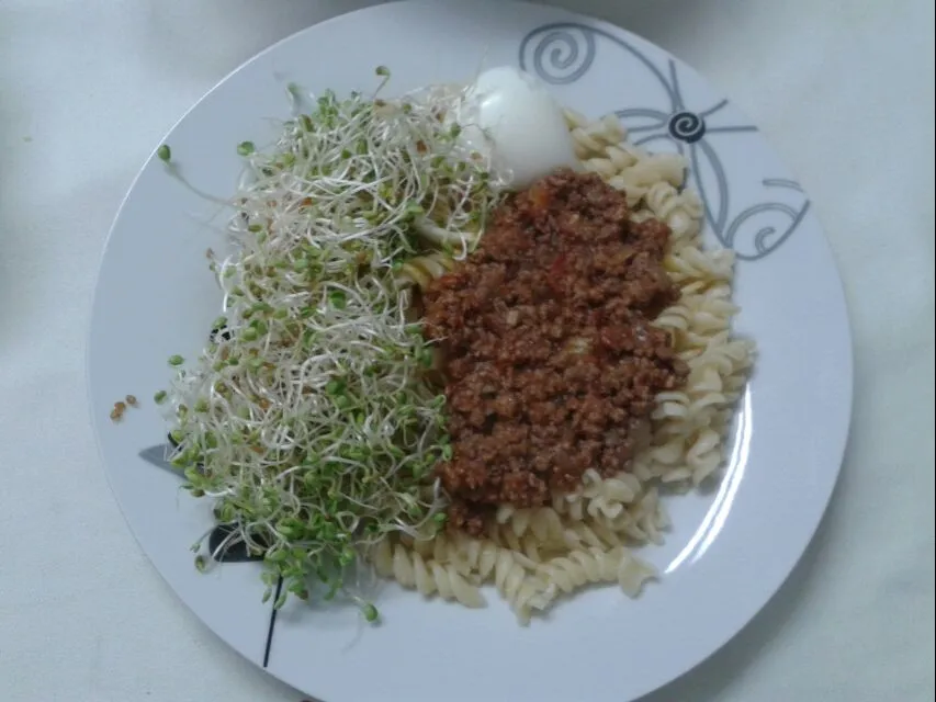 massa com carne moída,  brotos de trevo e ovo.
#vidasaudavel|Danielaさん