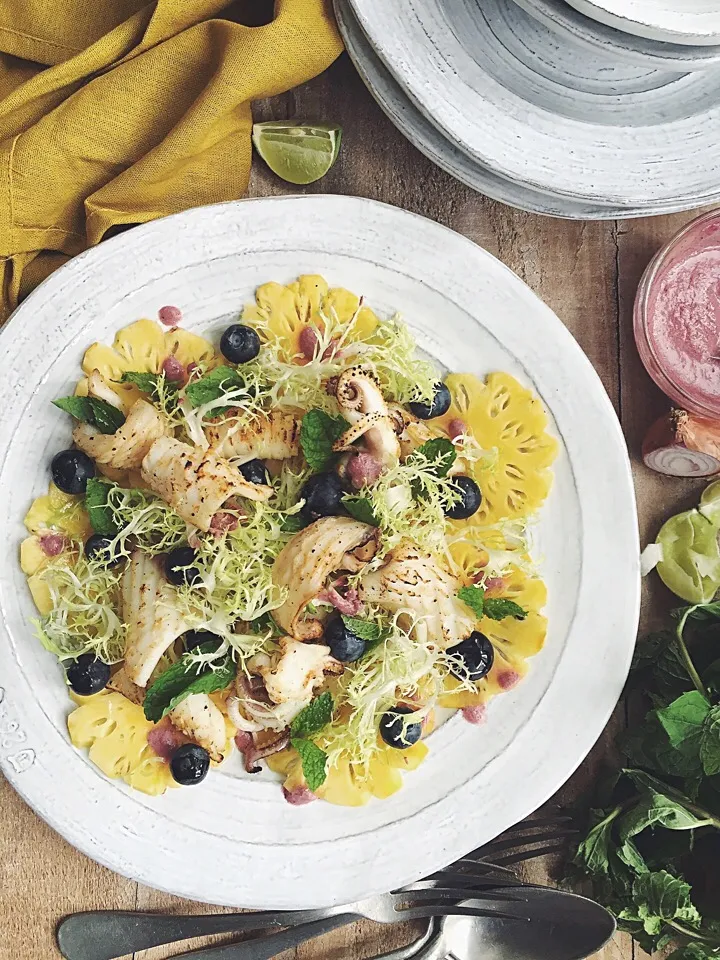 Grilled spicy squid,pineapple,blueberries salad|rick chanさん