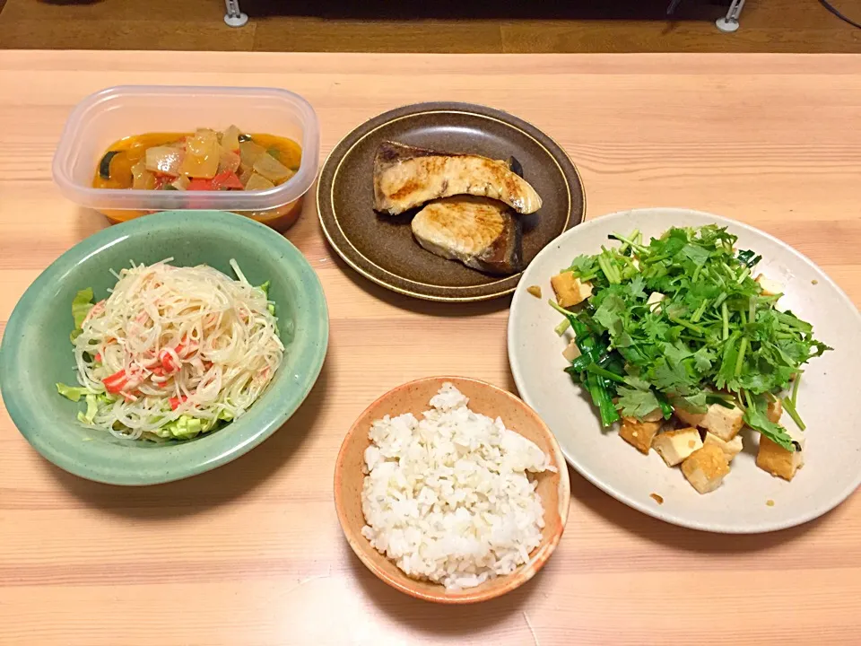 ぶりの塩焼き
柚子胡椒とマヨネーズの春雨サラダ
厚揚げのエスニック炒め
ご飯
夏野菜の煮浸し（残り物）|いむやもぐさん