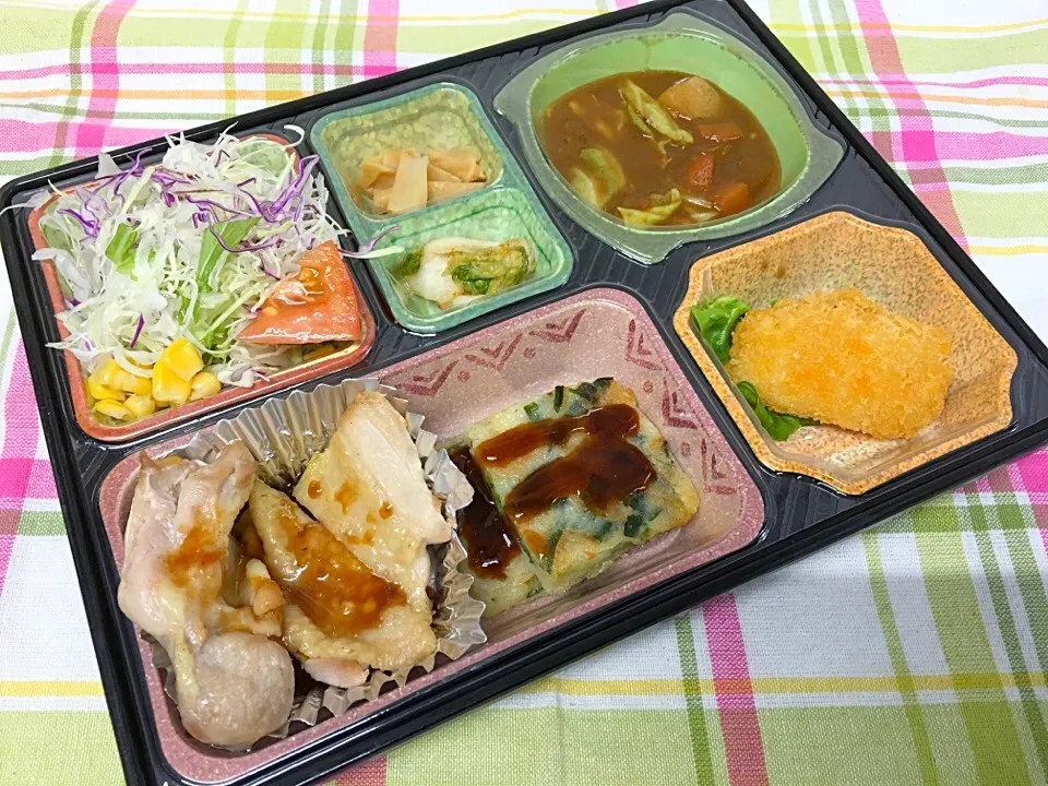 Snapdishの料理写真:チキンステーキ 日替わり弁当 豊川市宅配|Naokazu Kuritaさん