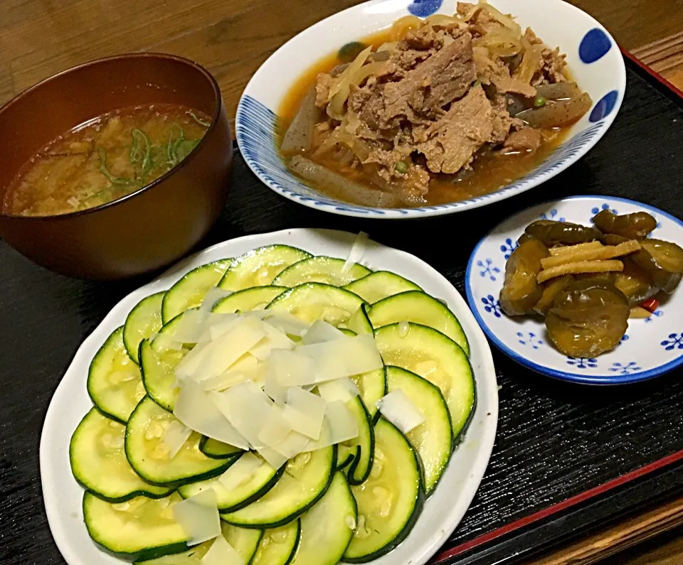 晩ごはん  肉皿 ズッキーニのサラダ きのこ汁 きゅうりのQちゃん漬 麦飯|ぽんたさん