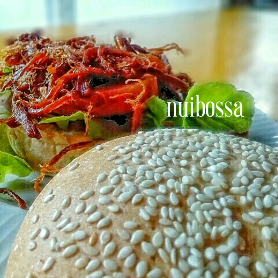 "เบอร์เกอร์หมูฝอย"🍔😋 
 #ขนมปัง 💛💚👍|nuibossa fb.Nui Bossaさん