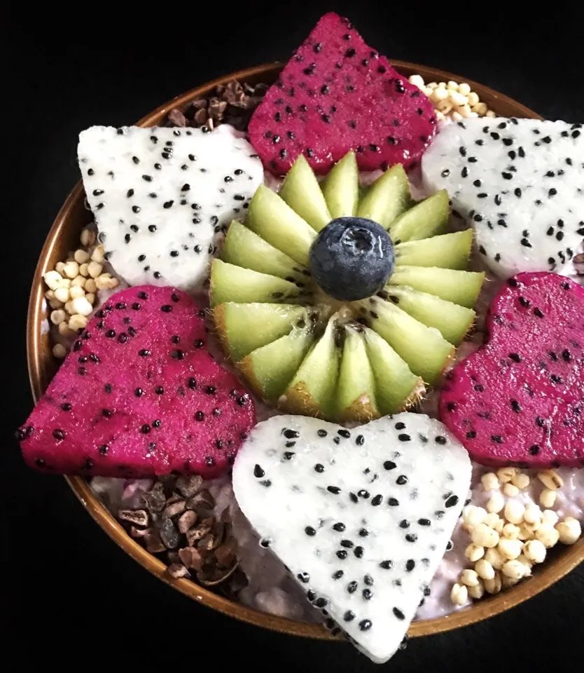 Maqui oats with dragonfruit hearts & kiwi flower|coxiella24さん