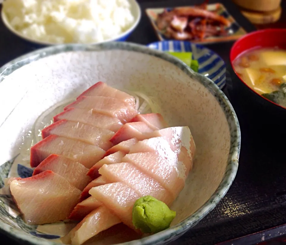 昼ごはん  ぶり刺定食 食べても食べても終わらないぶり( ^ω^ )|砂雪さん