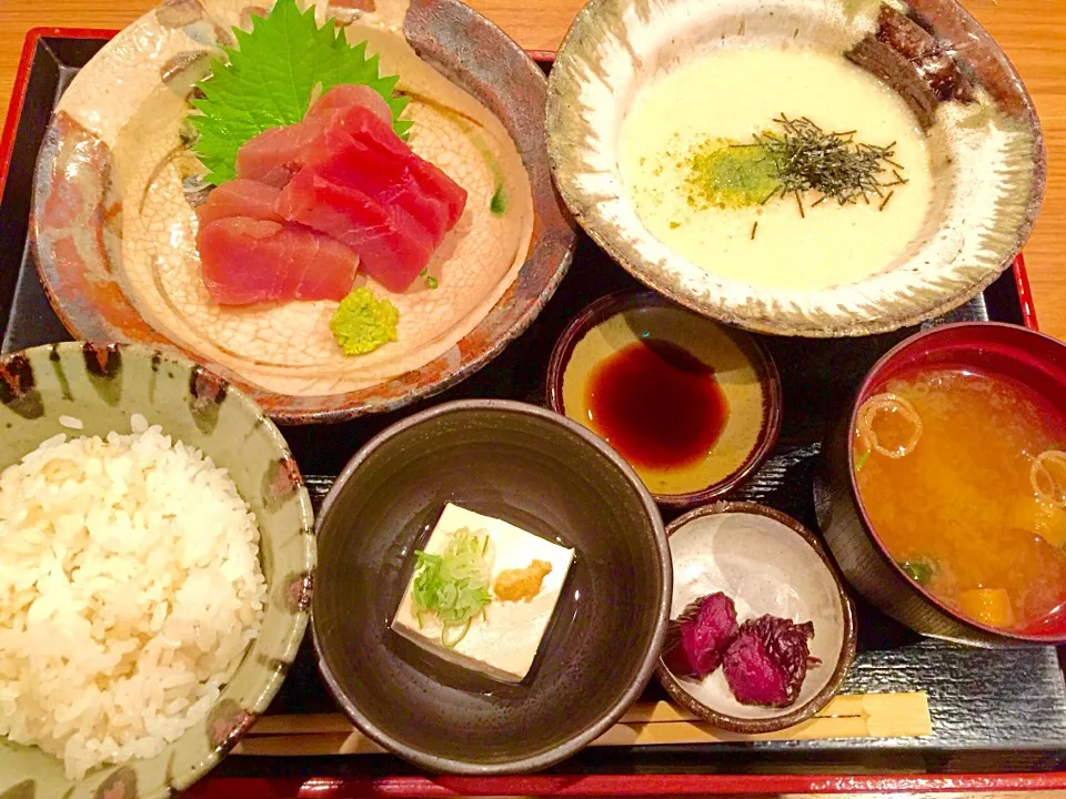 Snapdishの料理写真:本日のLUNCH🍚魚義の麦とろ鮪刺身御膳|KANAさん