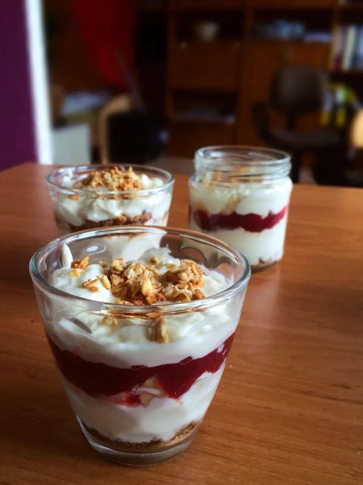 dessert with Greek yogurt, homemade strawberry sauce and crumbles on top 🍓|CatzeMDさん