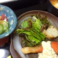 Snapdishの料理写真:鮭のムニエル
タルタルソース
酢だこ
味噌汁|いづみんみんさん