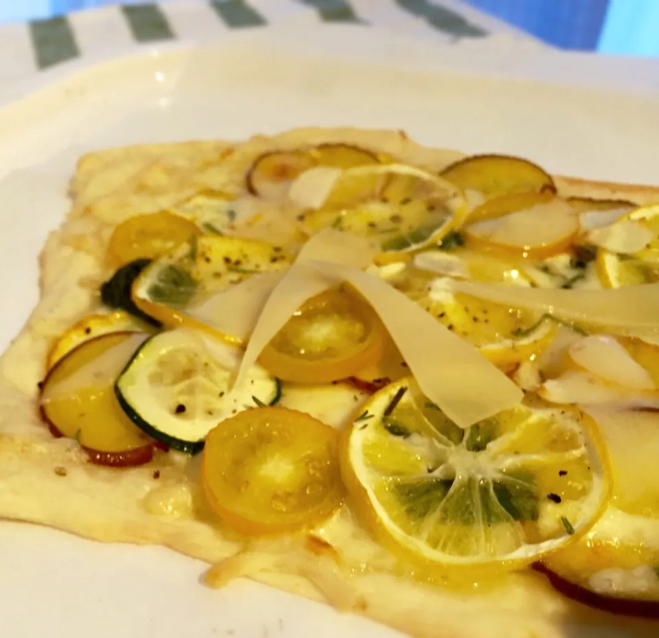 Snapdishの料理写真:Comte lemon veggie pizza コンテチーズとレモンの〆ピザ とレモンサワー|mayumiさん