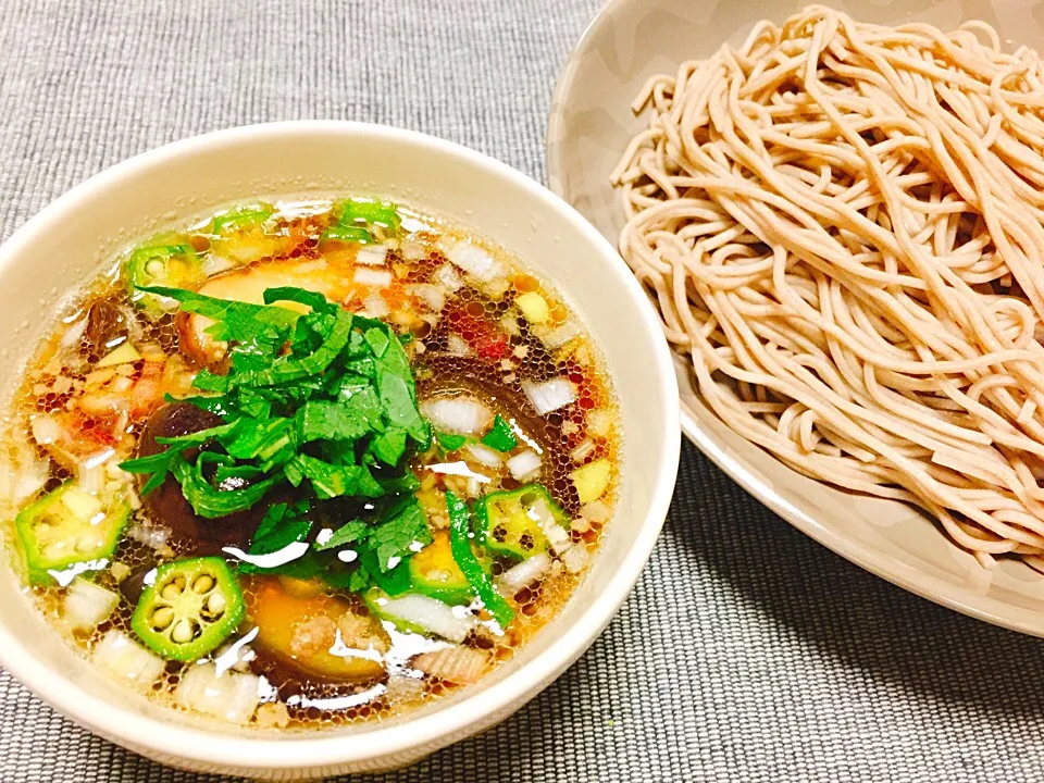 夏野菜とひき肉のつけ蕎麦🎵沈んでますが、甘辛に炒めたナスがポイント😊|swanさん