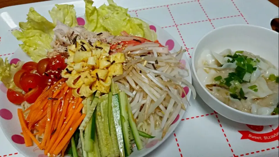 野菜たっぷりぶっかけサラダうどん
水餃子|あぁちゃんさん