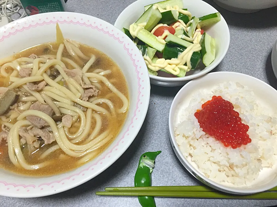 すじこご飯、肉きのこ温うどん、トマトきゅうりサラダ|ms903さん