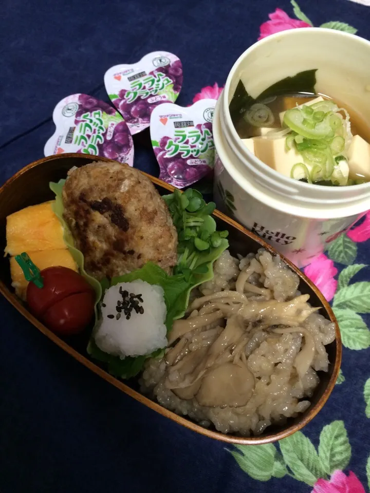 Snapdishの料理写真:舞茸ご飯
豆腐ハンバーグおろし添え
卵焼き
豆腐とワカメとネギの味噌汁|yuhyuさん