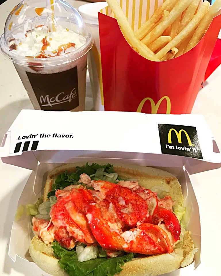 Snapdishの料理写真:McDonald's in Hartford, Connecticut has Lobster roll😍 yummy|🌺IAnneさん