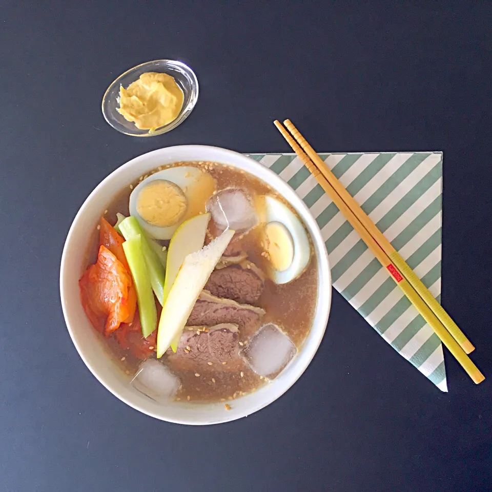 Korean cold noodle soup with kimchi, pear and beef|Liesbeth Maliepaardさん