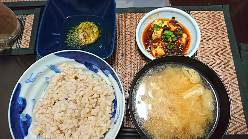 生卵&麻婆豆腐&玉ねぎの味噌汁|まぐろさん