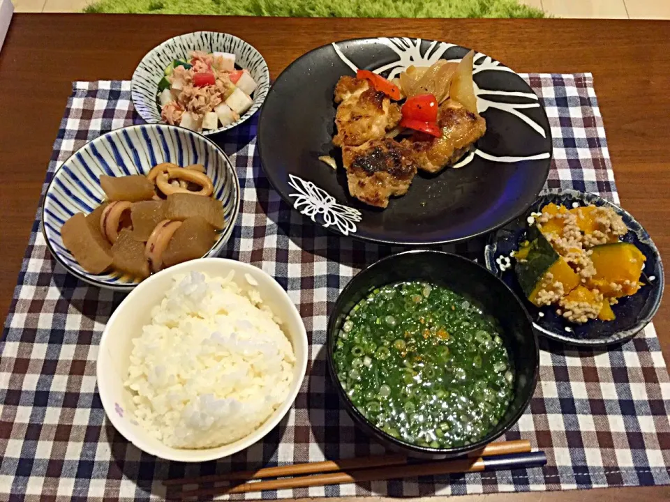 作り置きごはーん♡鶏胸肉と玉ねぎのソテー、イカと大根の煮物、かぼちゃのそぼろ餡掛け、サラダ、ご飯、スープ|未来さん