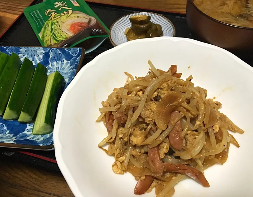 手抜き晩ごはん モヤシとウインナーの焼きそば付属の粉ソース炒め きゅうり＆マルコメのキャベツみそ 自家製きゅうりのQちゃん漬 きのこ汁 麦飯|ぽんたさん