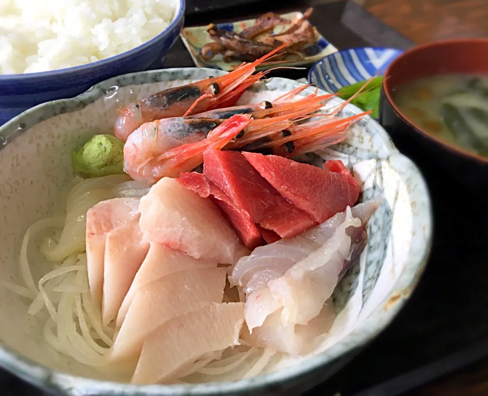 昼ごはん  刺身定食1200円  刺身5点と焼きイカ 野沢菜漬け 味噌汁|ぽんたさん