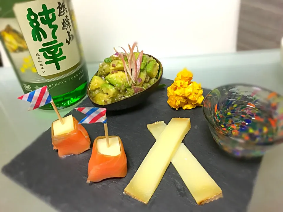 コンテチーズのスモークサーモン巻きとアボカド薬味ポン酢  ×  麒麟山 純米吟醸辛口|ふぅちゃんさん