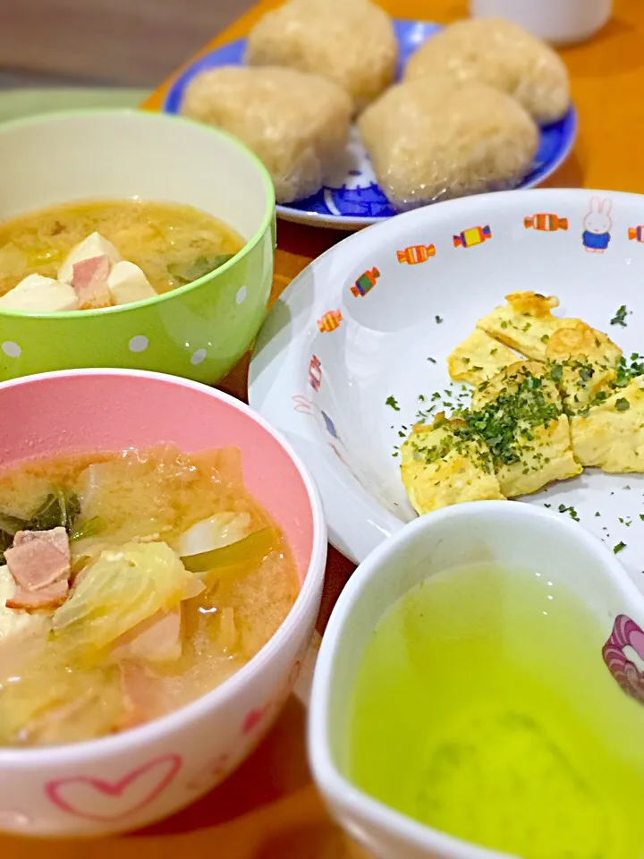 醤油麹おにぎり  出し巻き卵  キャベツとベーコン豆腐小松菜のお味噌汁  お茶🍵|ch＊K*∀o(^^*)♪さん