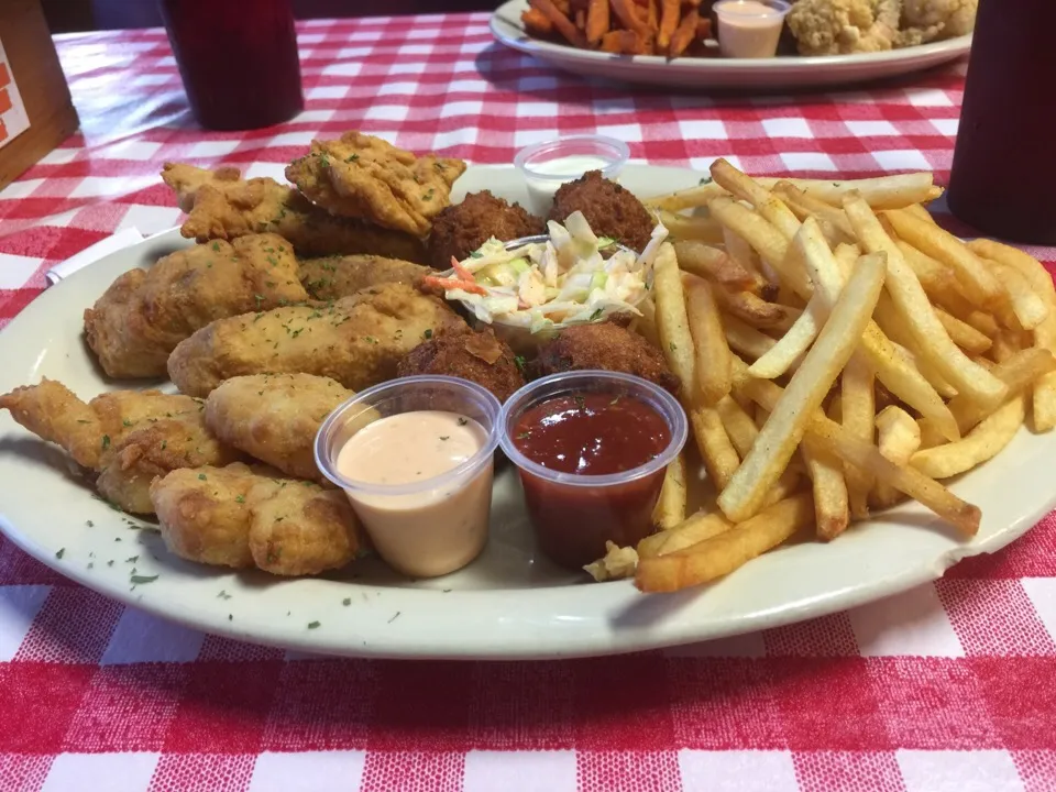 Yes Mahi Mahi scallops & chicken strips w/ Spicy Cole Slaw yum!!!!|Richard Thompsonさん