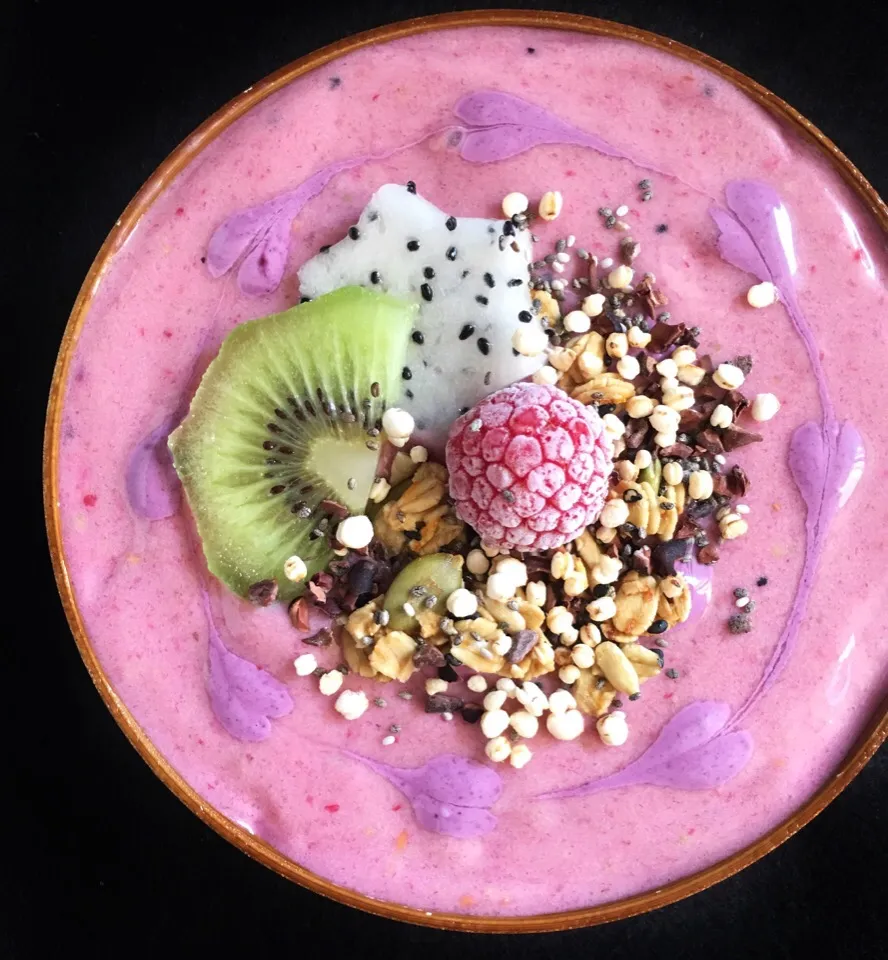 Beetroot dragonfruit smoothie bowl|coxiella24さん