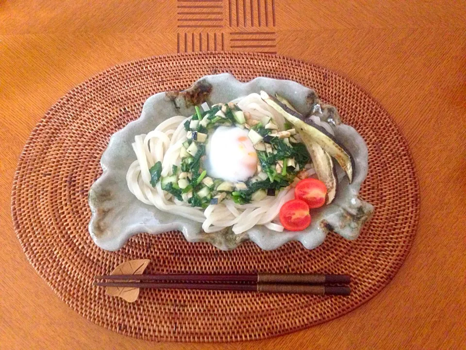 Snapdishの料理写真:だしと夏野菜のぶっかけ温玉うどん|Emi Mikadoさん