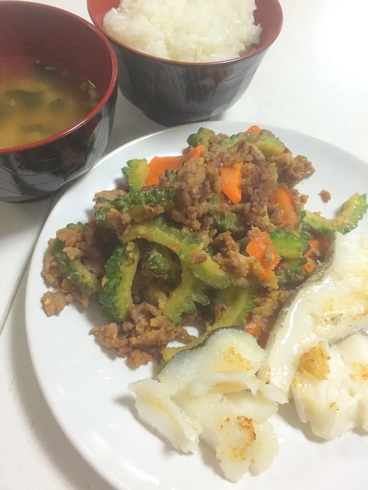 Snapdishの料理写真:肉味噌ゴーヤ・焼き鱈|LOUPEのオフィスごはんさん