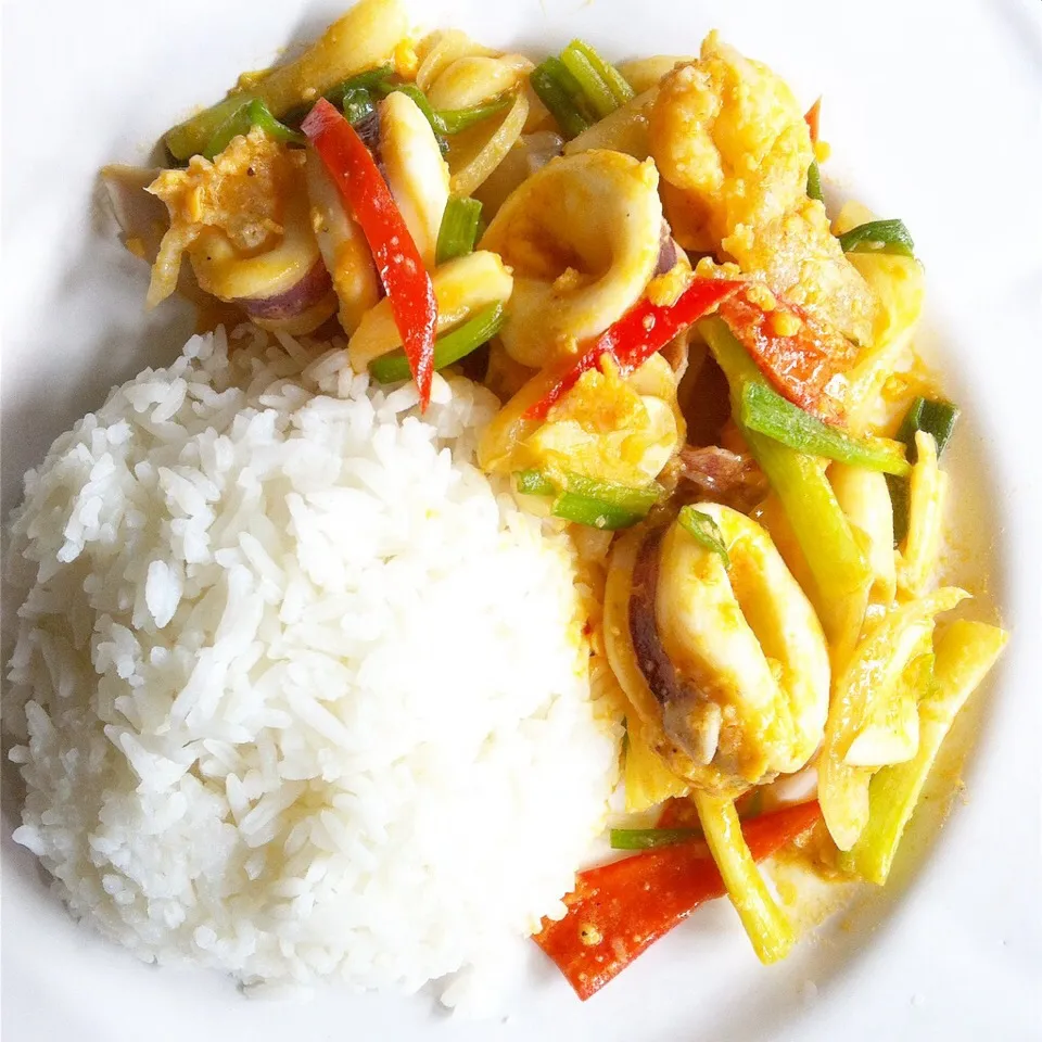 Stir Fried eggs squid with salted egg york #eatinthai|Eat in Thaiさん