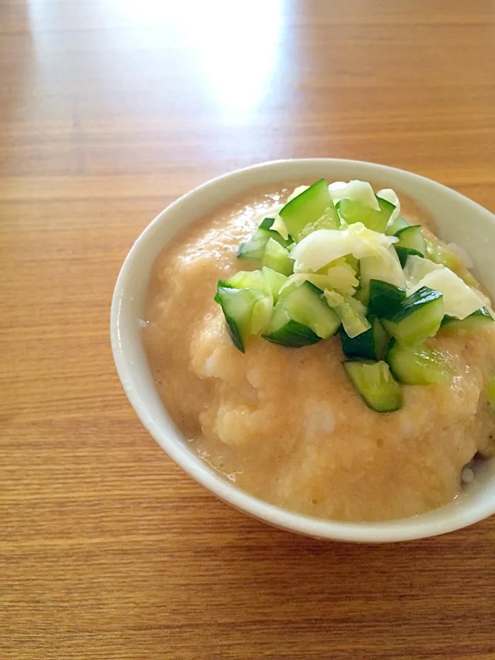 きゅうりとキャベツの浅漬け✨をのせたとろろご飯|pigmegさん