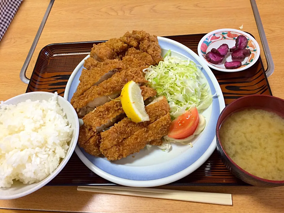 Snapdishの料理写真:別海町「はまなす」チキンカツ定食の大盛り|Isao Kataokaさん