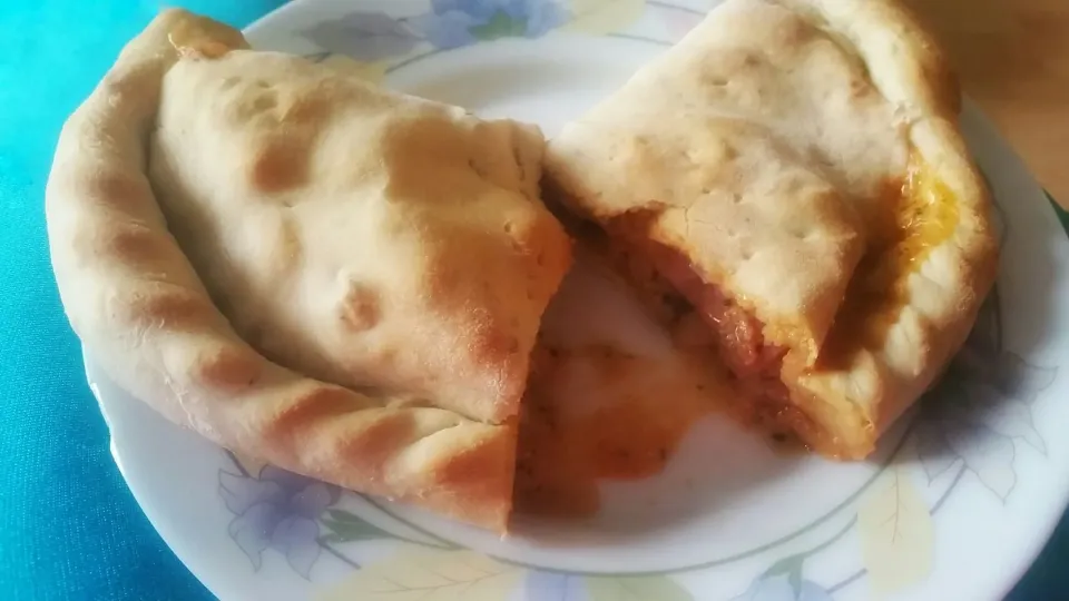 selfmade yummie filled Calzone with Ham, Tomatoe, Parmesan cheese, Oregano, Basil, Salt, Pepper|Najeskaさん