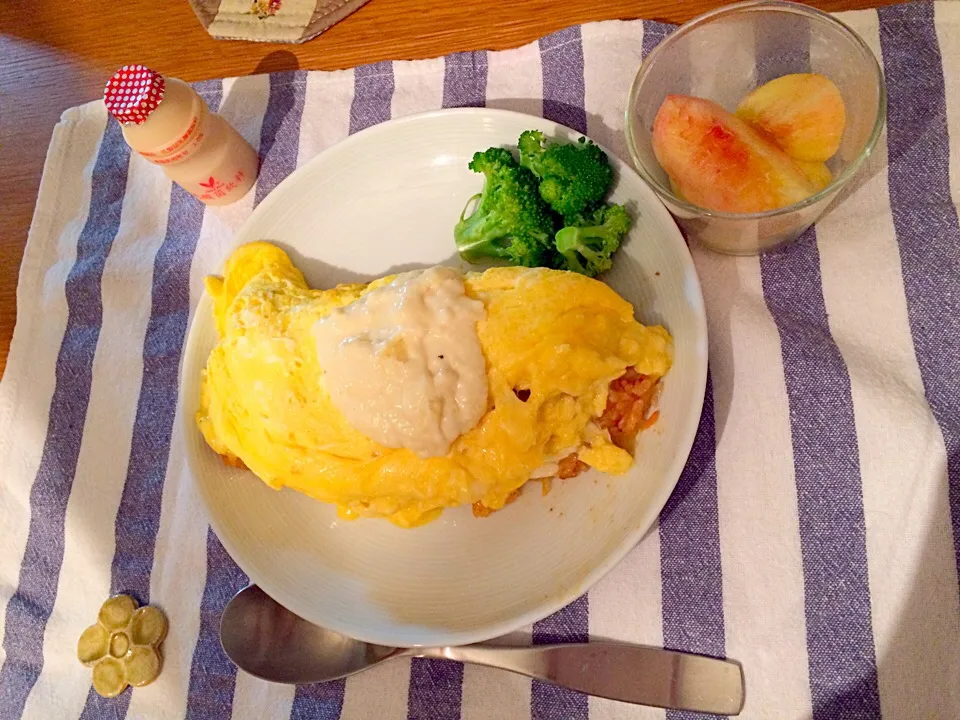 Snapdishの料理写真:7月22日の夕食✴︎ホワイトソースのオムライス|mikomikoさん