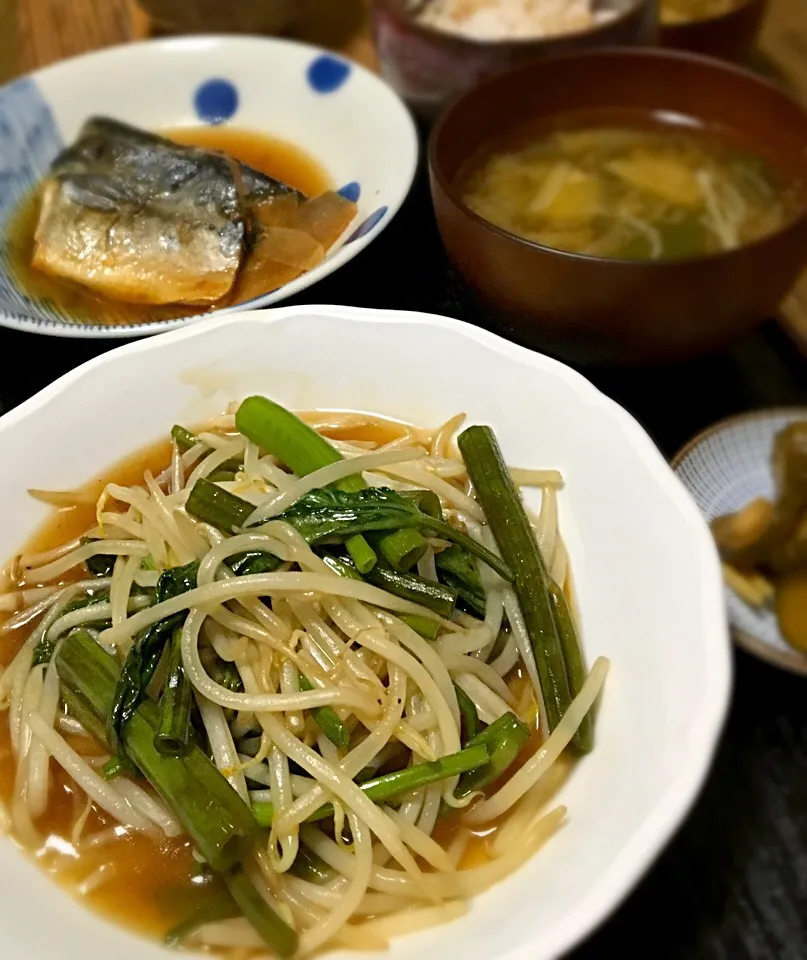 晩ごはん  モヤシと空心菜の炒め 鯖の煮付け きゅうりのQちゃん漬 茄子と玉ねぎとエノキの味噌汁 麦飯|ぽんたさん