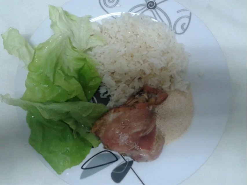 Snapdishの料理写真:frango assado, arroz e salada
#reeducacaoalimentar|Danielaさん