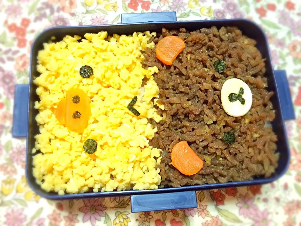 Snapdishの料理写真:リラックマ×キイロイトリのそぼろ弁当|haru:)さん