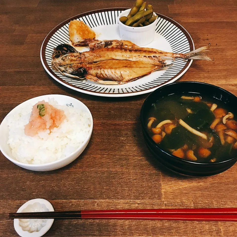 朝ごはん。鯵の干物と大根おろしと枝豆の甘辛煮。なめことわかめのお味噌汁。土鍋ごはんに明太子のっけたよ。|yukko7740さん