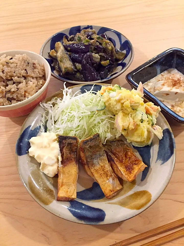 鯖の唐揚げ🍀じゅーしぃ🍀ポテトサラダ🍀ナスの香味和え🍀冷奴|mochaさん